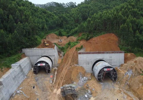 浦清高速陆川东互通土石方开挖,王月隧道进口洞门施工